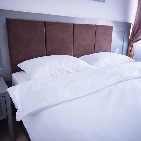 Hotel Glaris Tirgu Frumos Exteriör bild